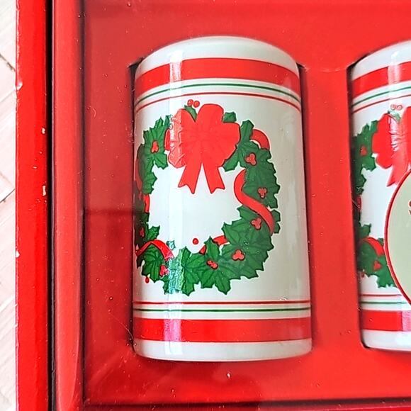 Amscan Christmas Holiday Wreath Salt & Pepper Shakers 3"T x 2" W (NIOB) - Picture 2 of 8